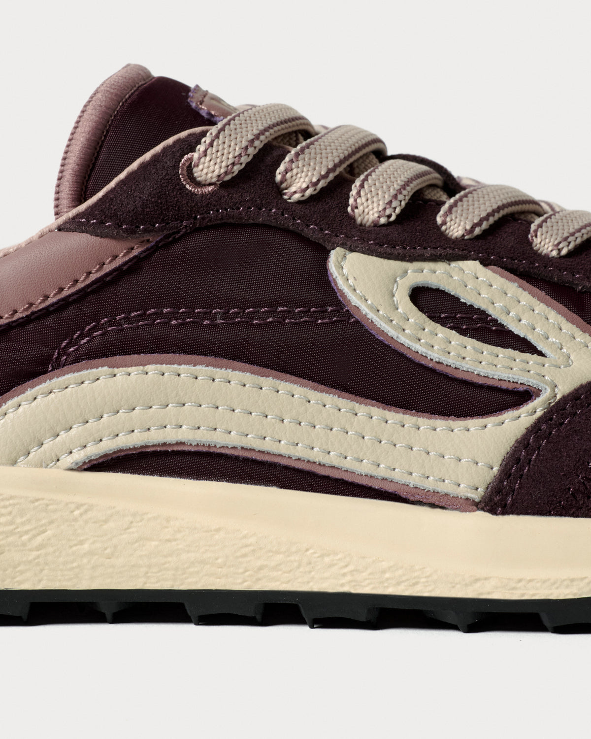 Lejan Melrose Burgundy - detalle del logo y mediasuela
