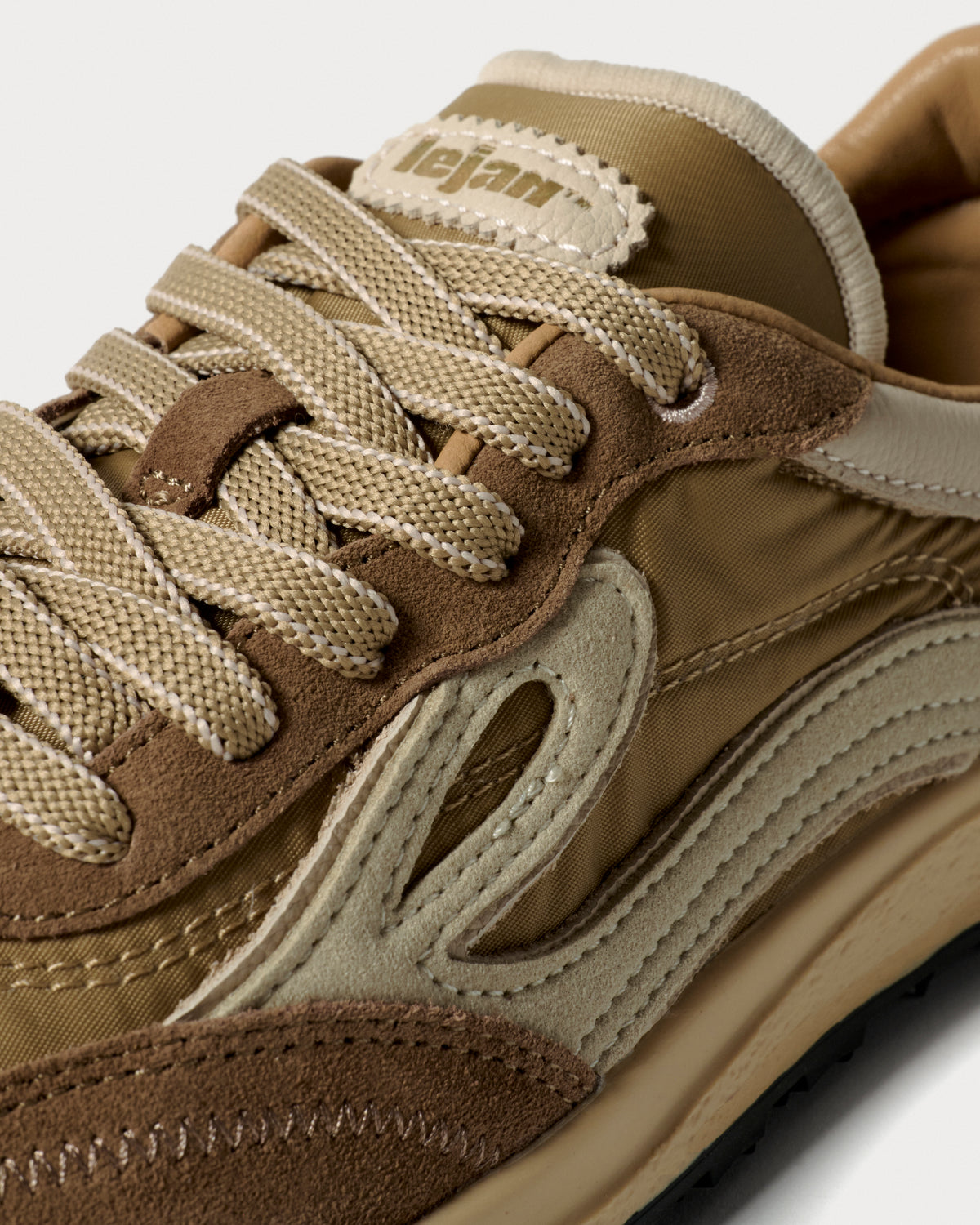 Lejan Melrose Dark Beige - detalle del logo y mediasuela