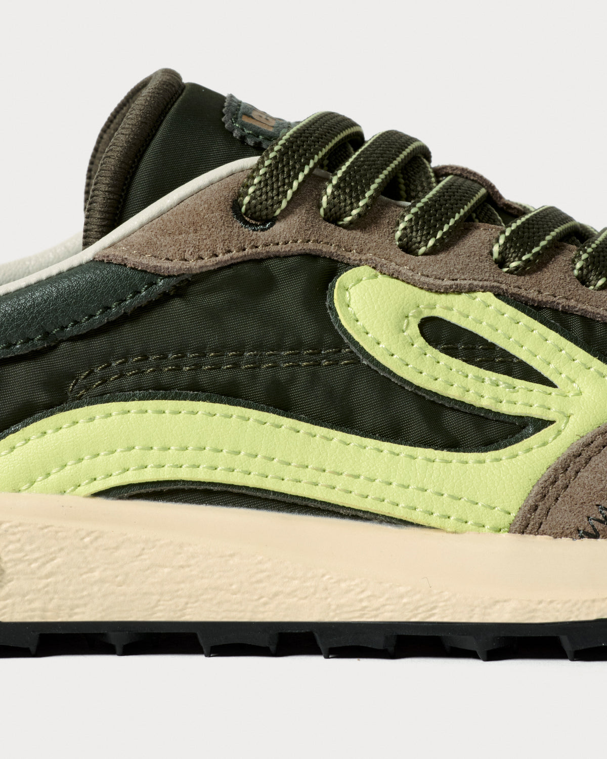 Lejan Melrose Dark Olive / Lime - detalle del logo y mediasuela