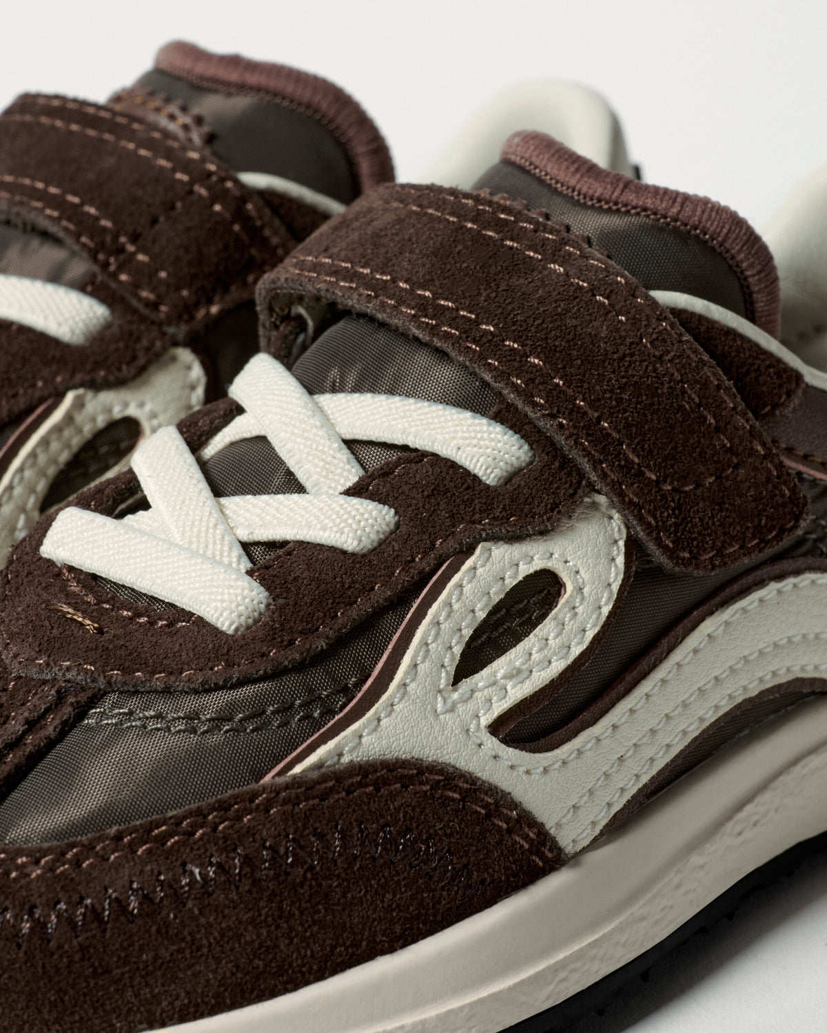Lejan Melrose Kids Dark Brown - detalle del logo y mediasuela