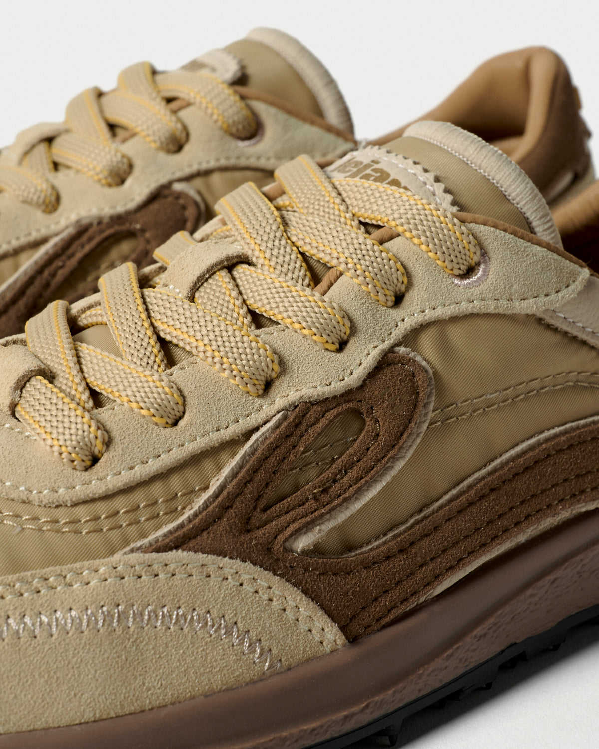 Lejan Melrose Sand Beige - detalle del logo y mediasuela