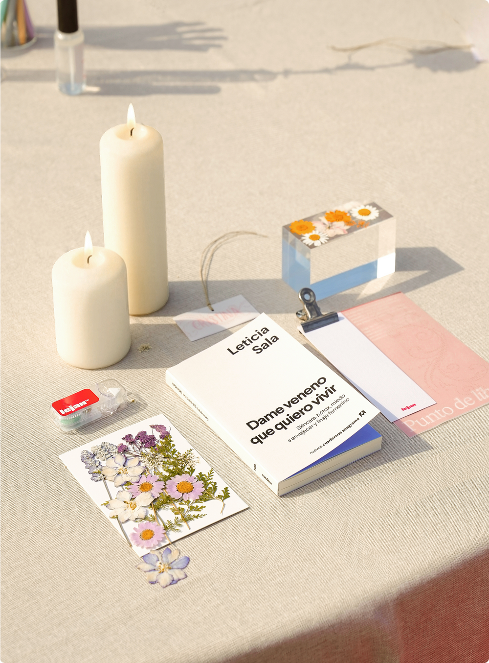 Punto de libro floral y ejemplares sobre la mesa