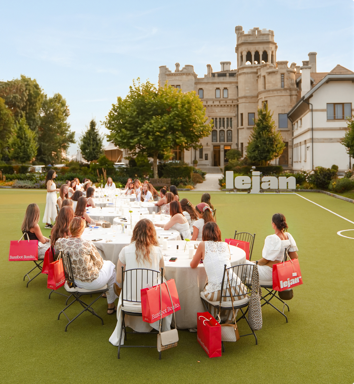 Mesa larga en los jardines del Palacio Arriluce