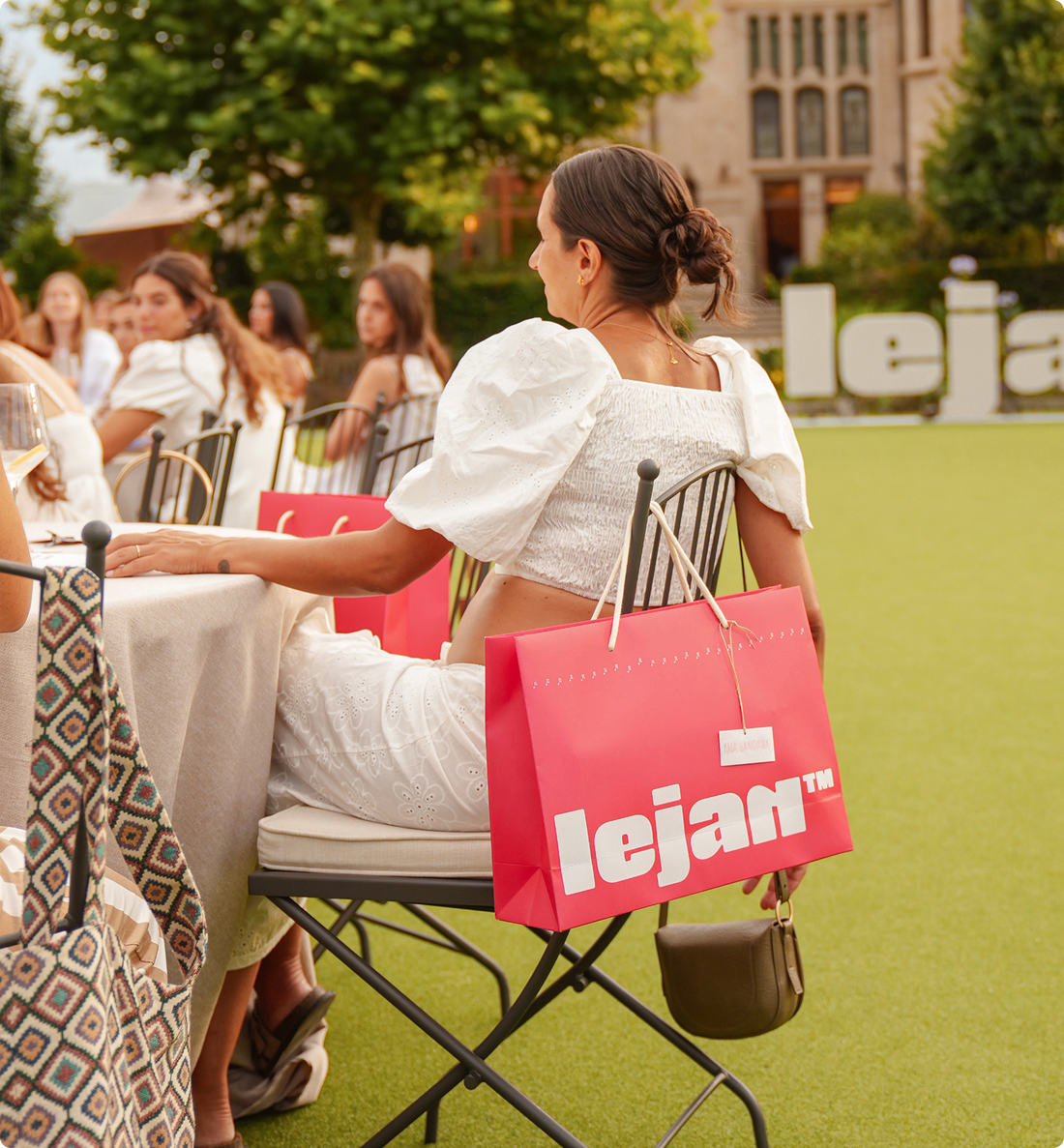 Bolsas Lejan en las sillas del jardín