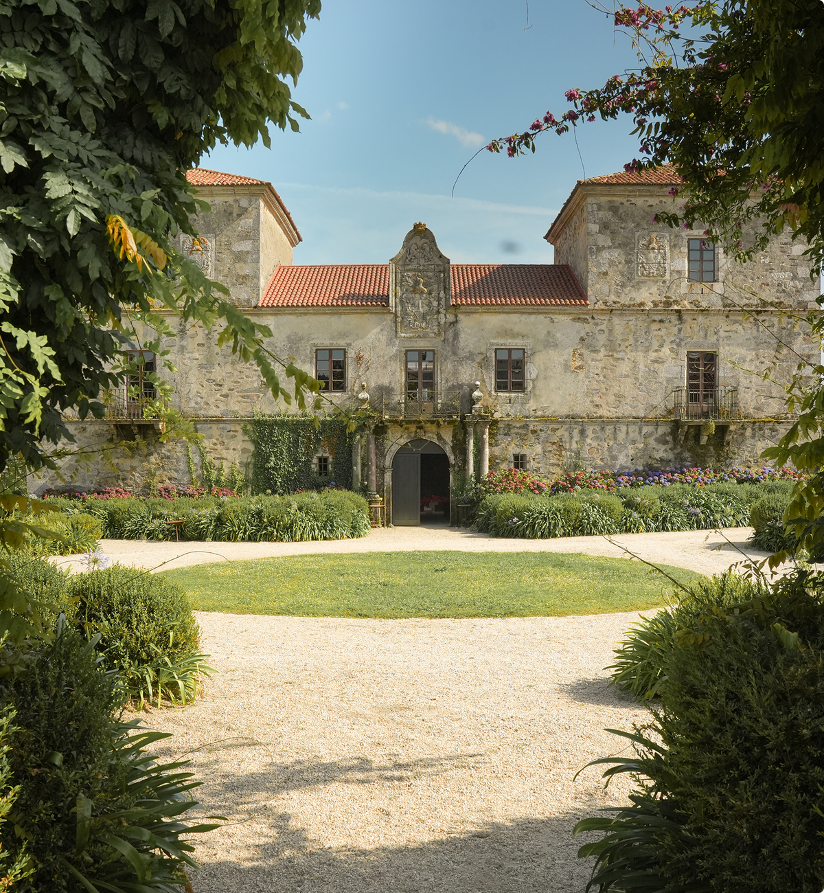 Fasada Pazo de San Tirso z hortensjami