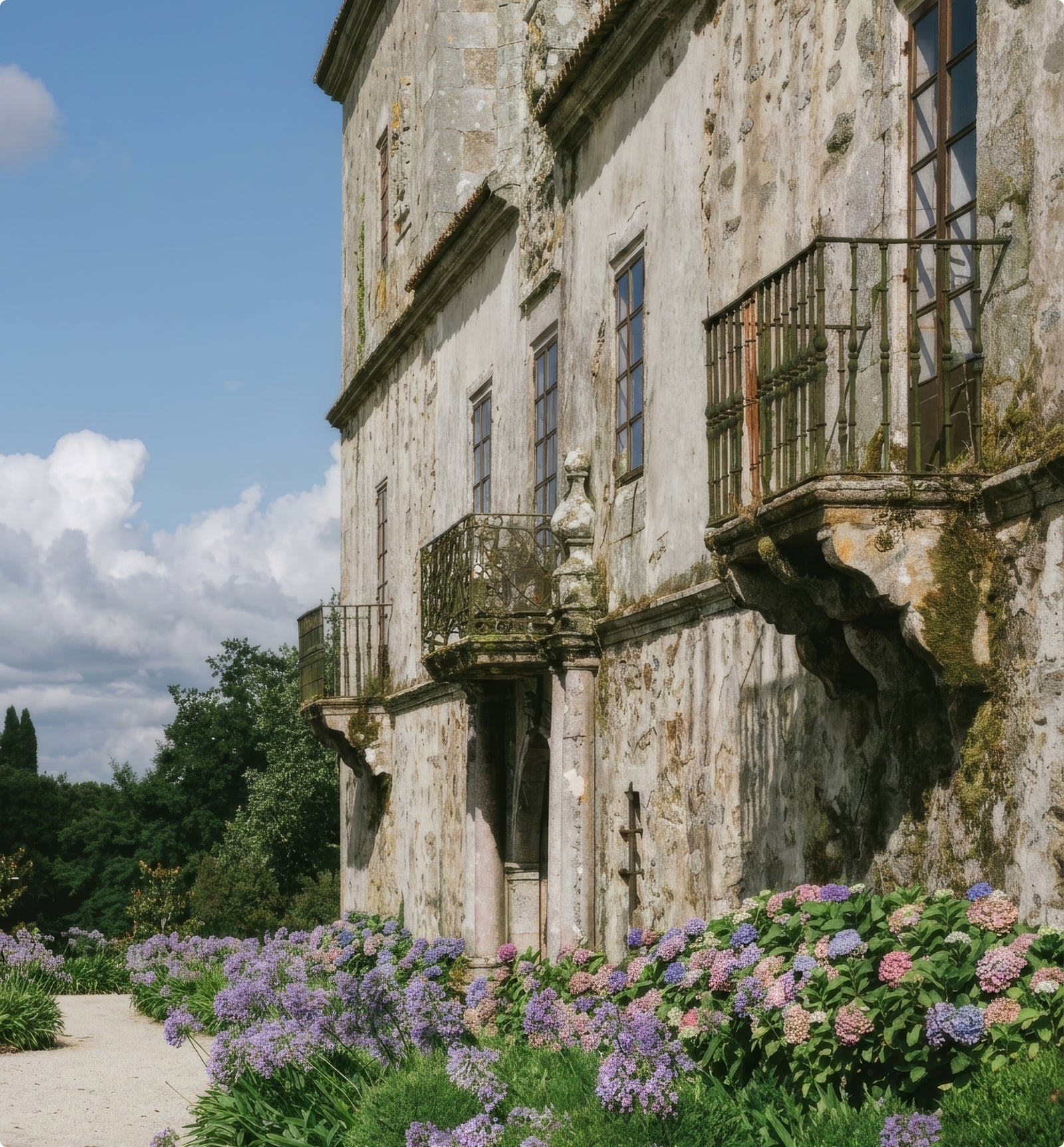 Fasada Pazo de San Tirso z hortensjami