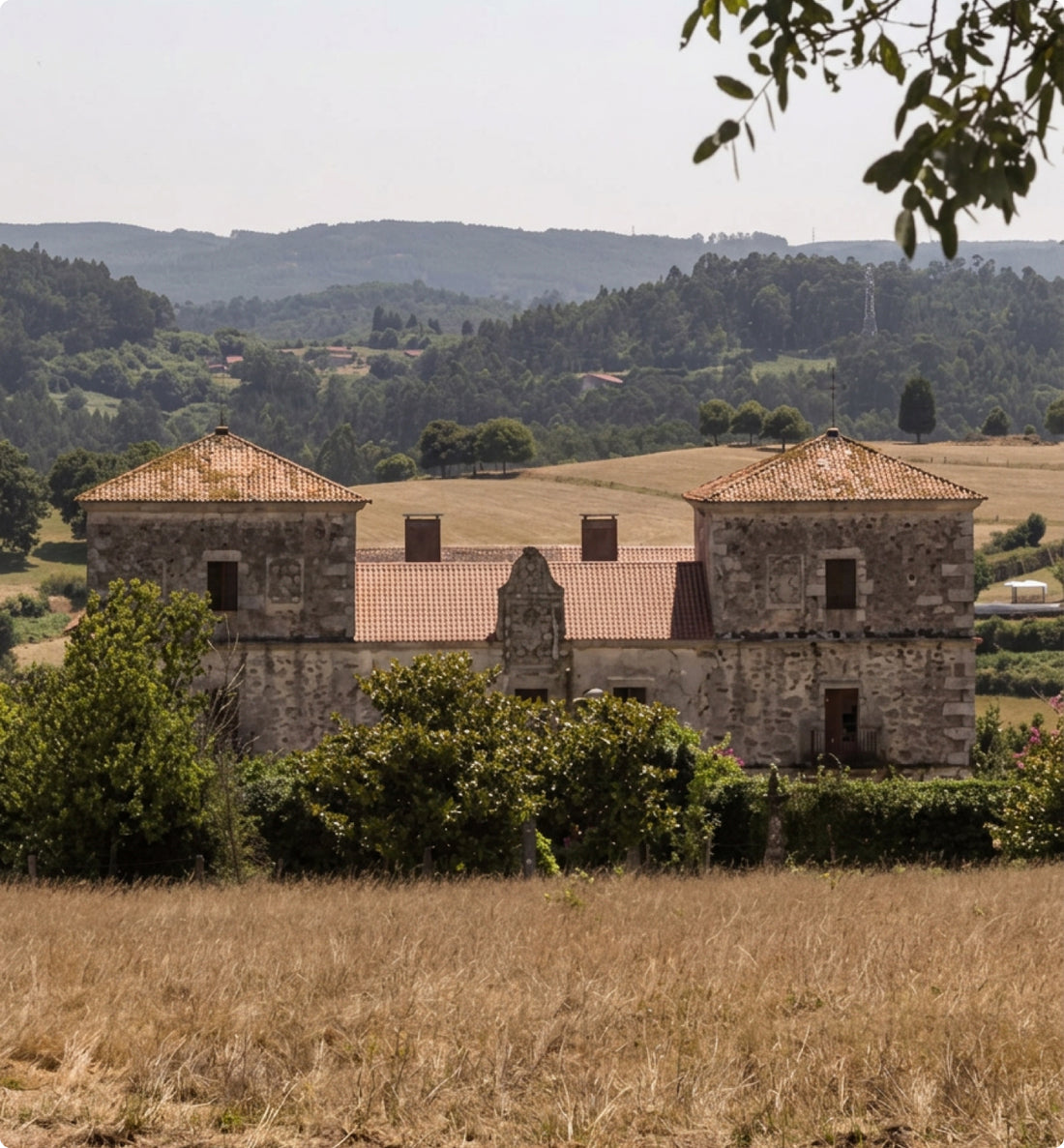 Pazo de San Tirso widziane od strony pól