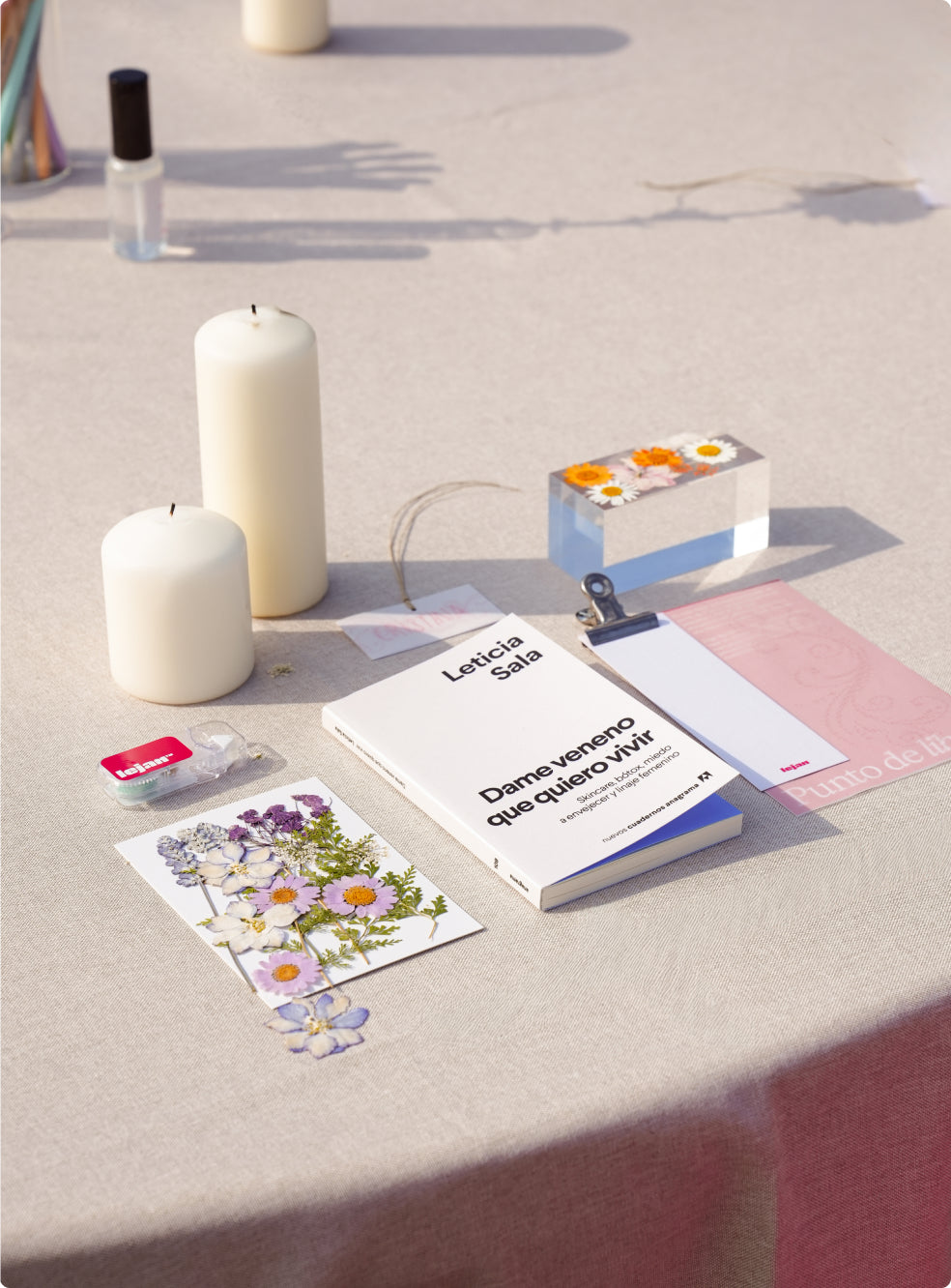 Punto de libro floral y ejemplares sobre la mesa