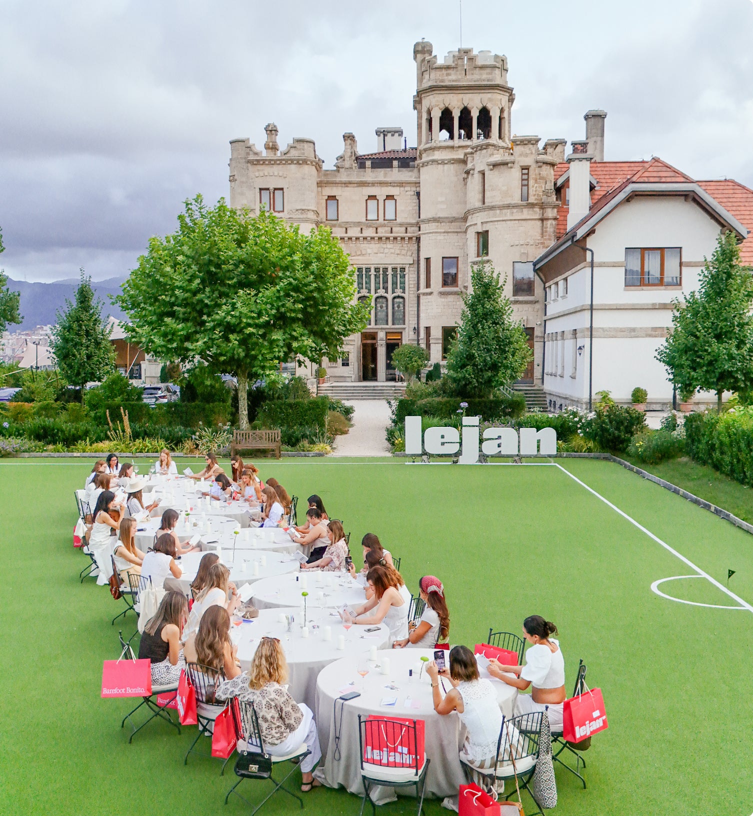 Mesa larga en los jardines del Palacio Arriluce