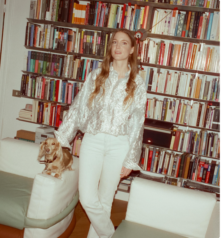 Leti Sala en su biblioteca