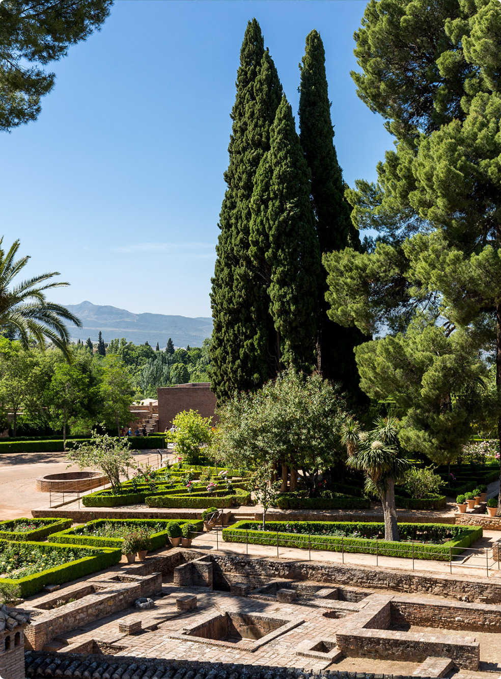 Gärten der Alhambra zwischen Zypressen