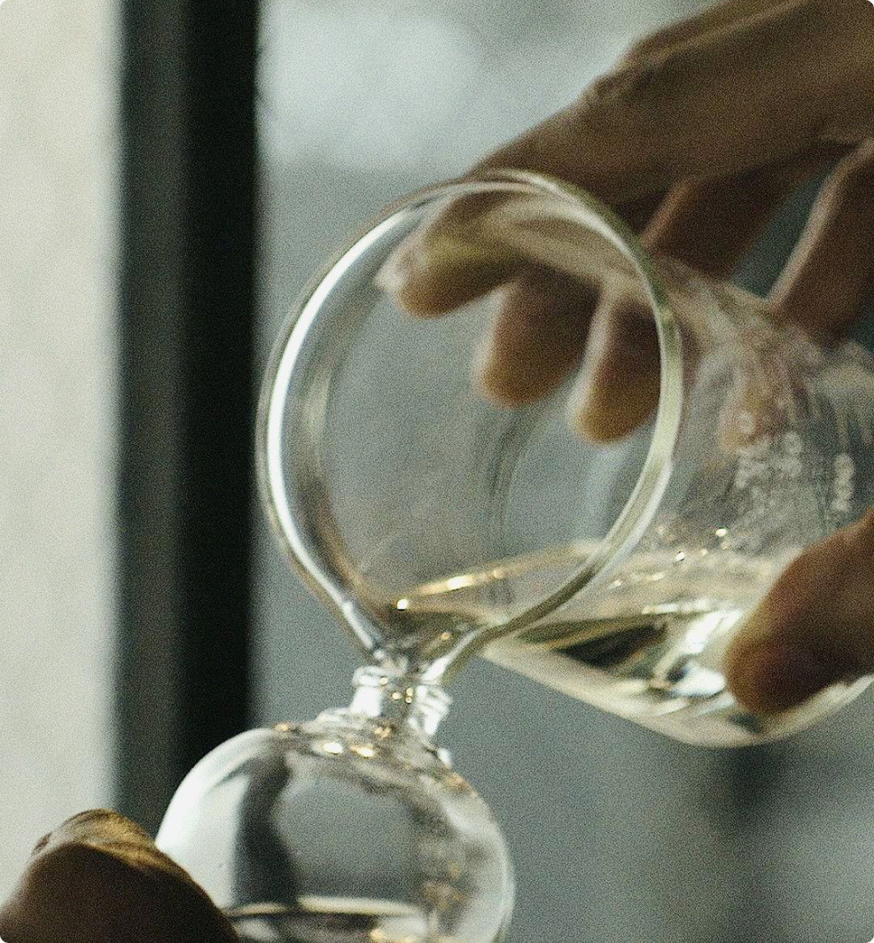 Essenz, die in einen Glasflakon gefüllt wird