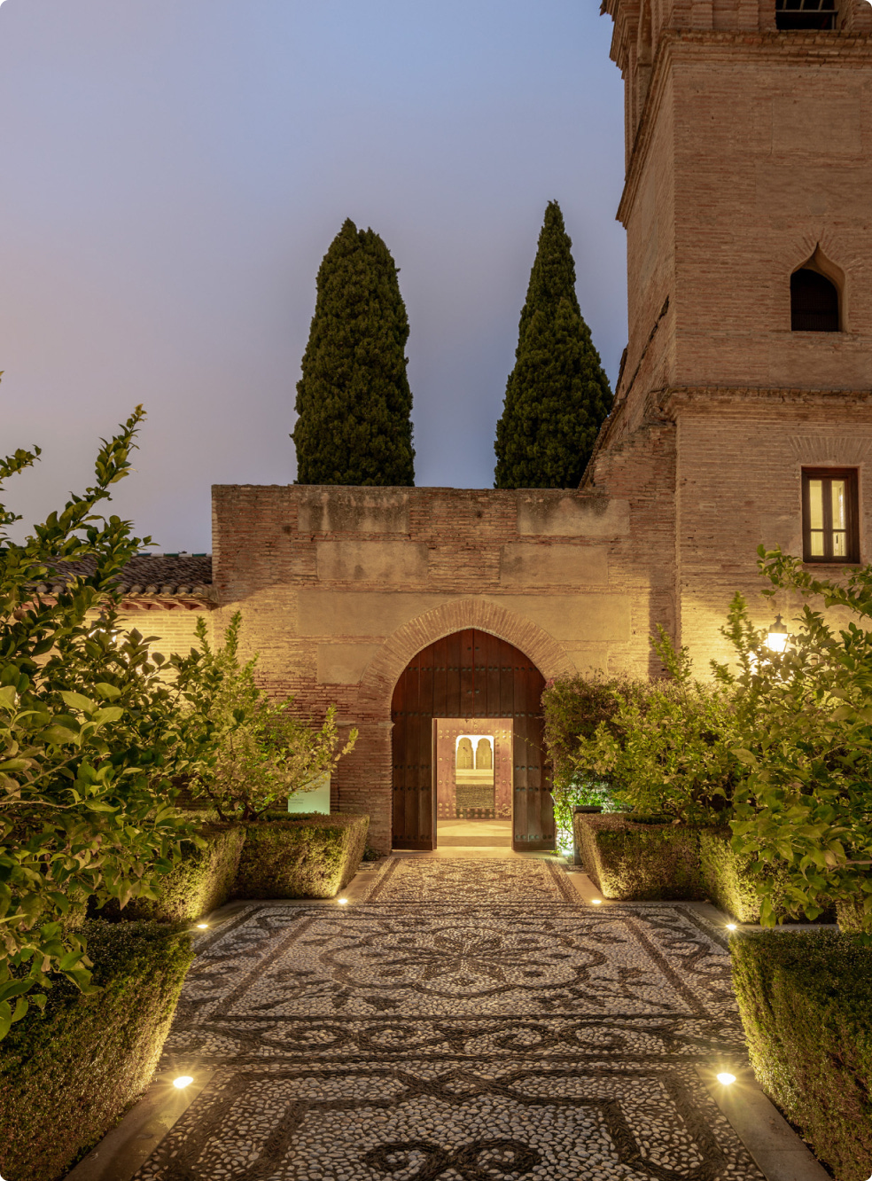 Turm des Parador de Granada in der Abenddämmerung
