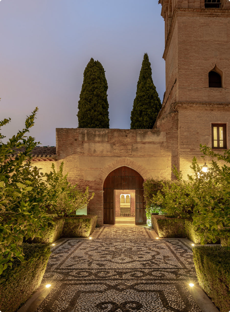 Torre del Parador de Granada al anochecer