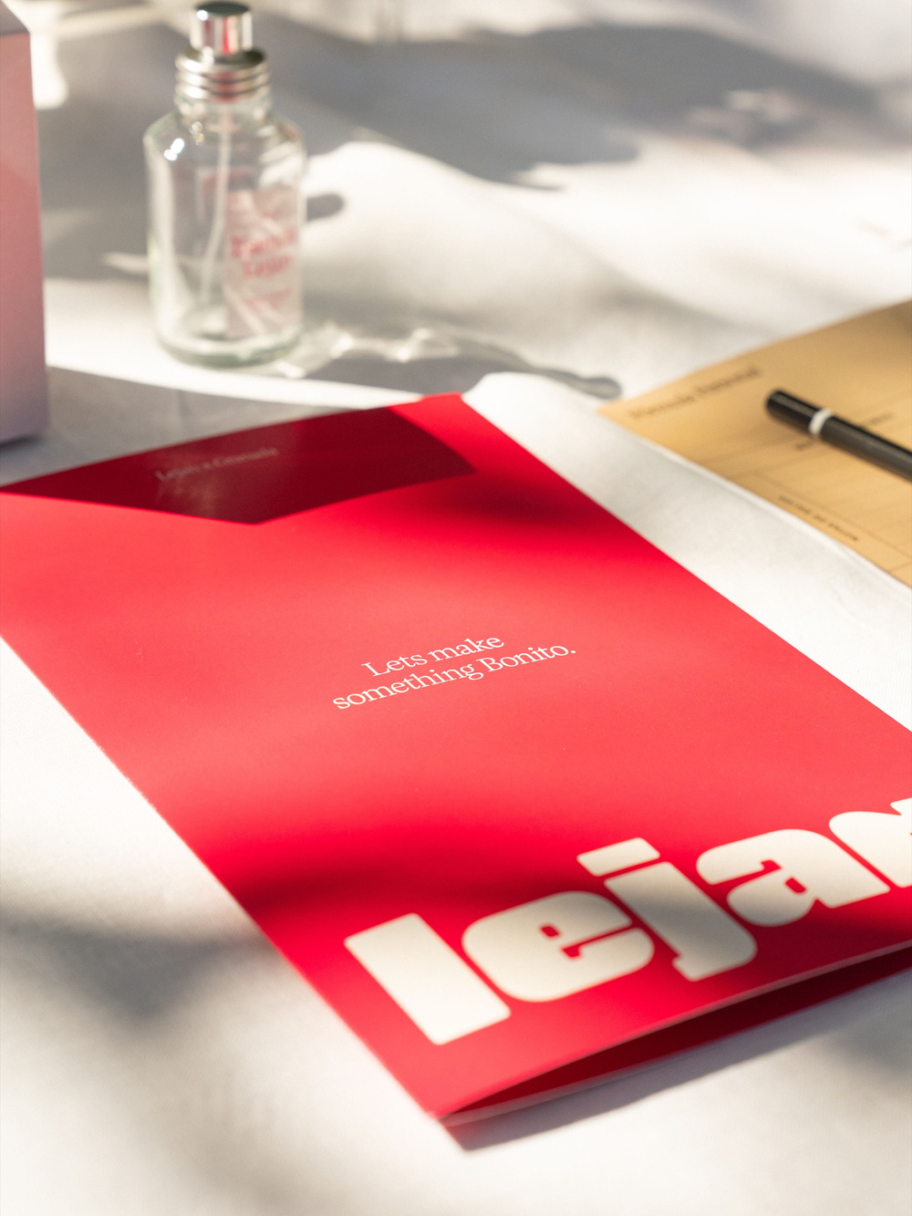 Carpeta Lejan «Lets make something Bonito» sobre la mesa