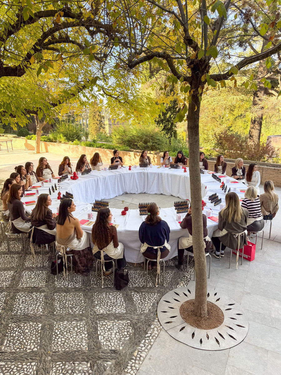 Taller de perfume en la mesa redonda bajo los árboles