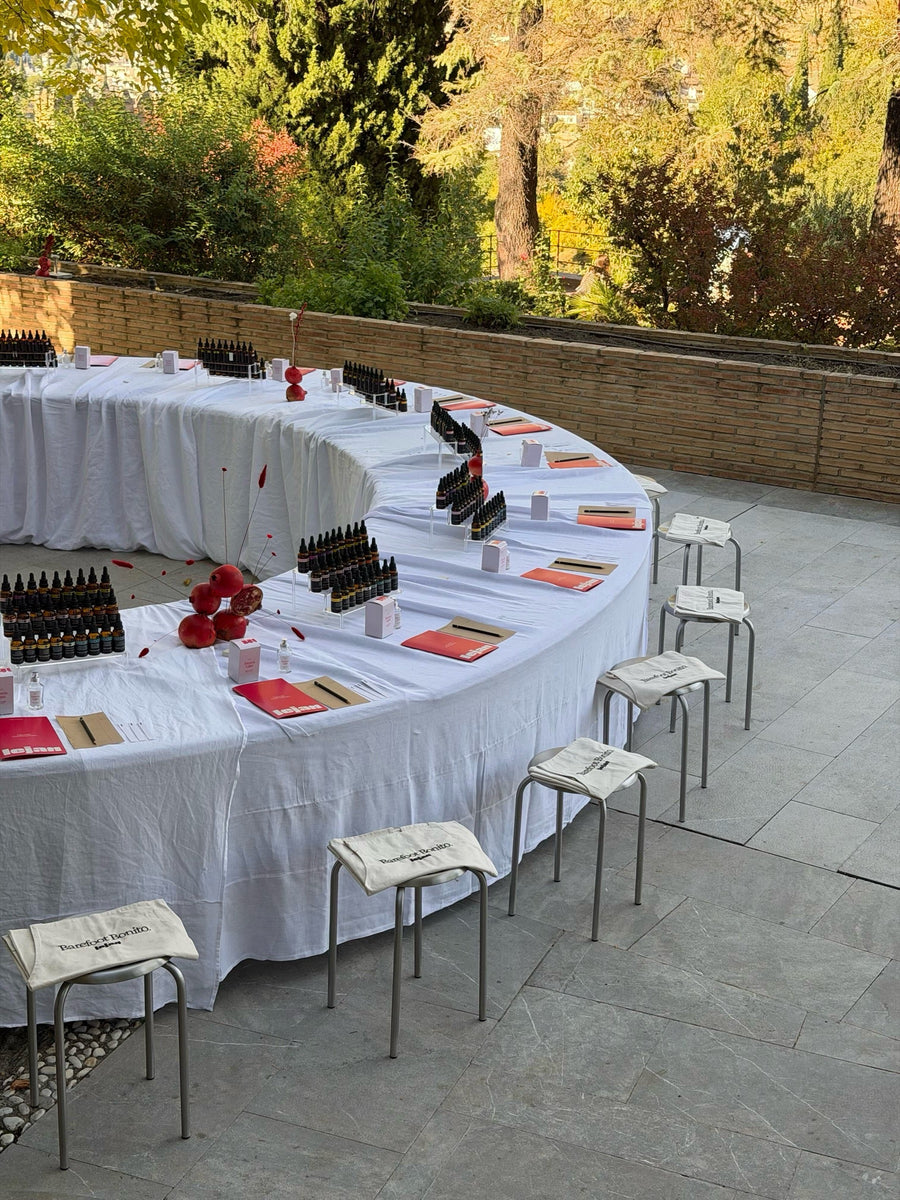 Mesa del taller preparada con taburetes y bolsas Barefoot Bonito