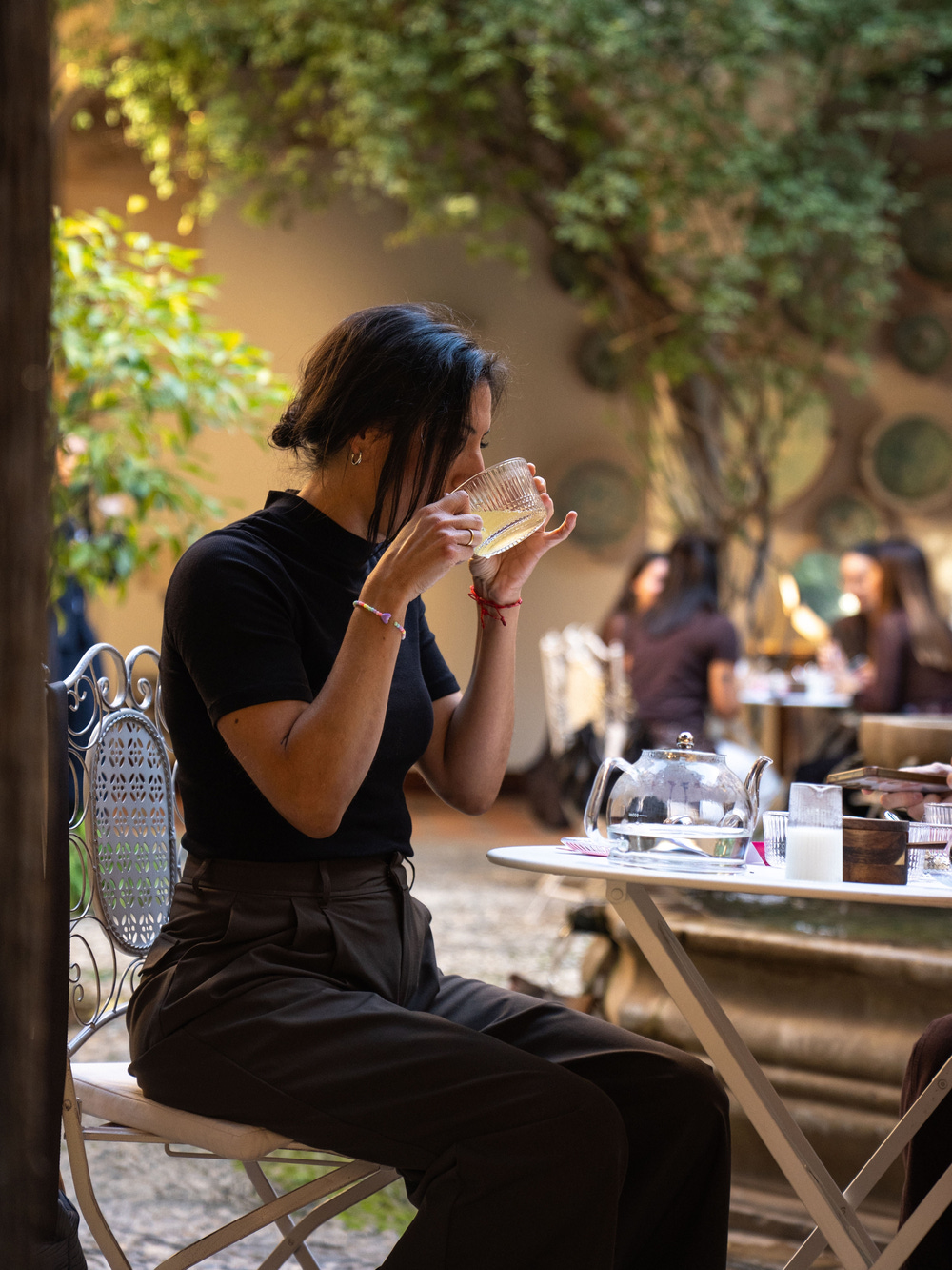 Invitada tomando té en el patio del Parador de Granada