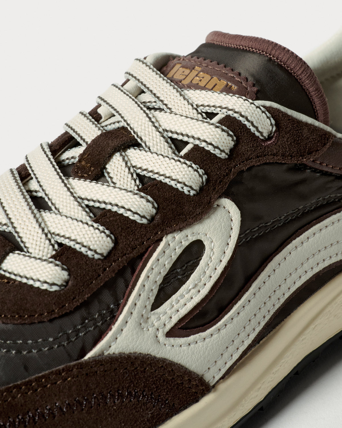 Lejan Melrose Dark Brown - detalle del logo y mediasuela