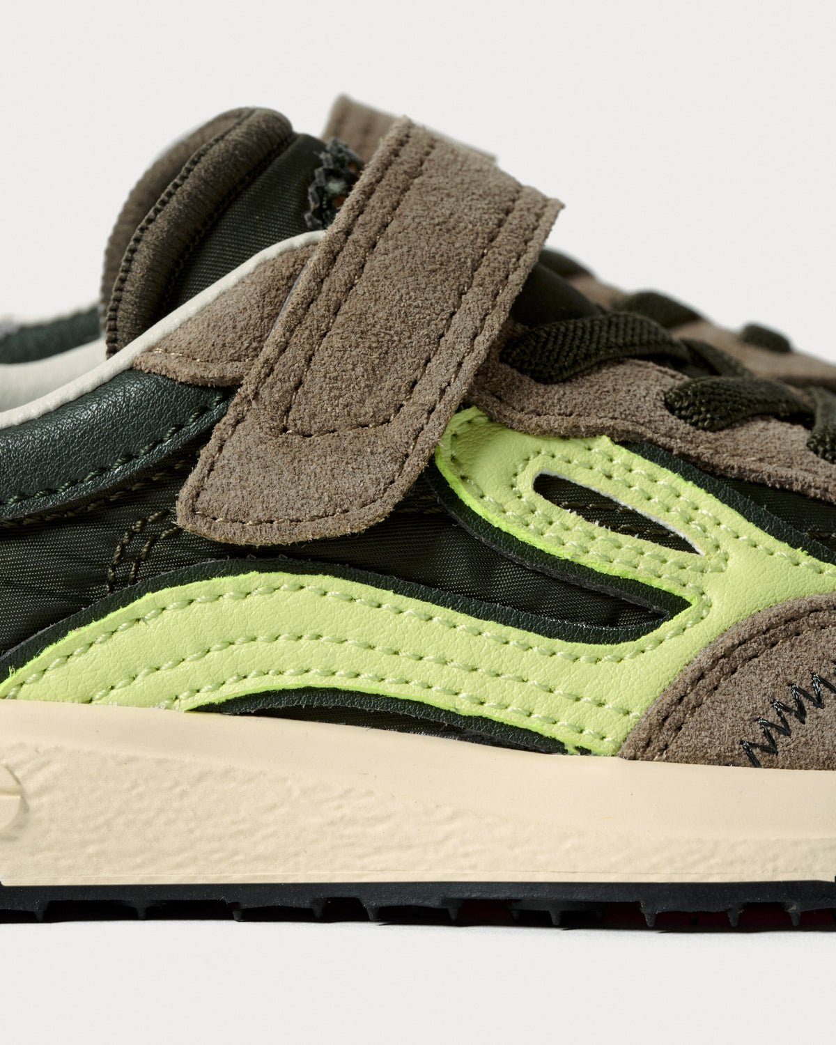 Lejan Melrose Kids Dark Olive / Lime - detalle del logo y mediasuela