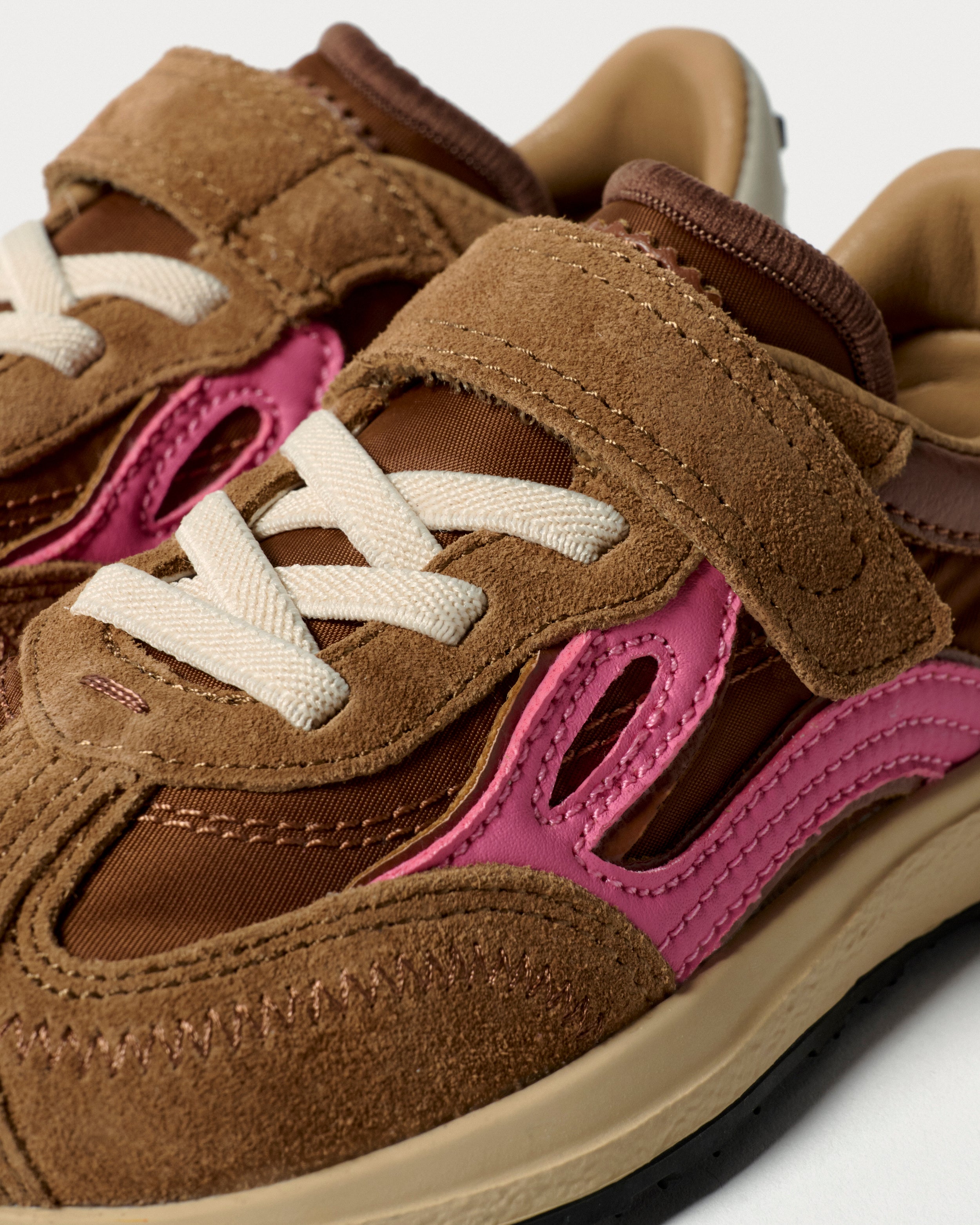Lejan Melrose Kids Terra / Electric Pink - detalle del logo y mediasuela
