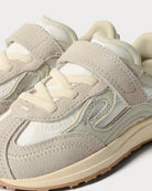 Lejan Melrose Kids White - detalle del logo y mediasuela