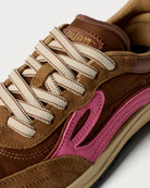 Lejan Melrose Terra / Electric Pink - detalle del logo y mediasuela