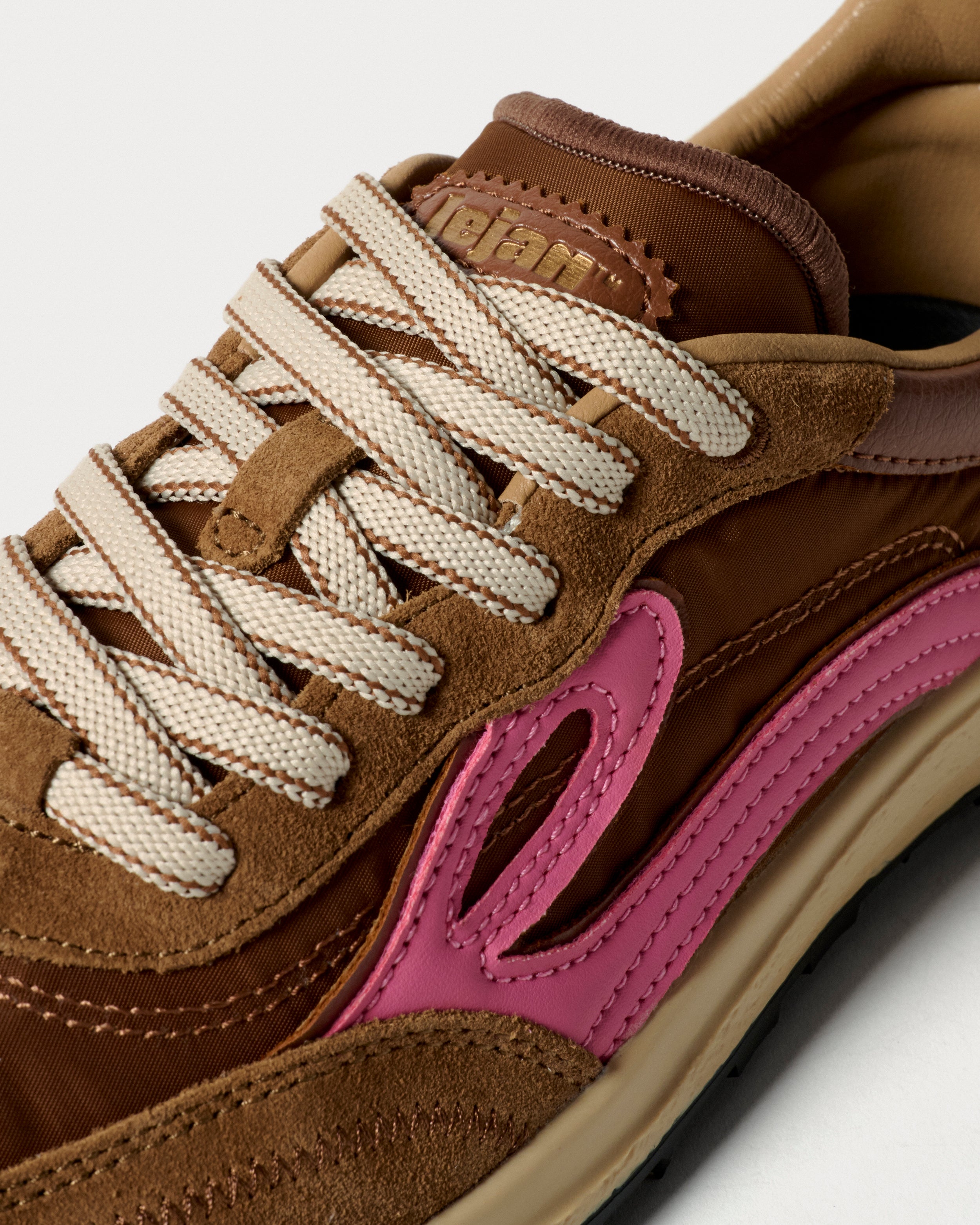 Lejan Melrose Terra / Electric Pink - detalle del logo y mediasuela
