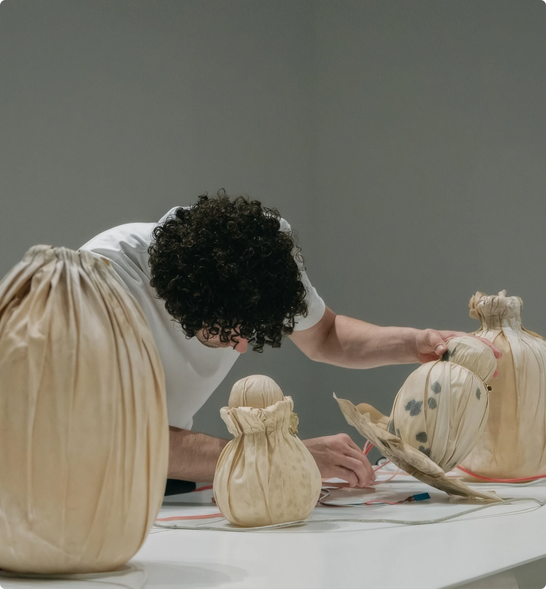 Piezas de piel y herramientas sobre la mesa de trabajo