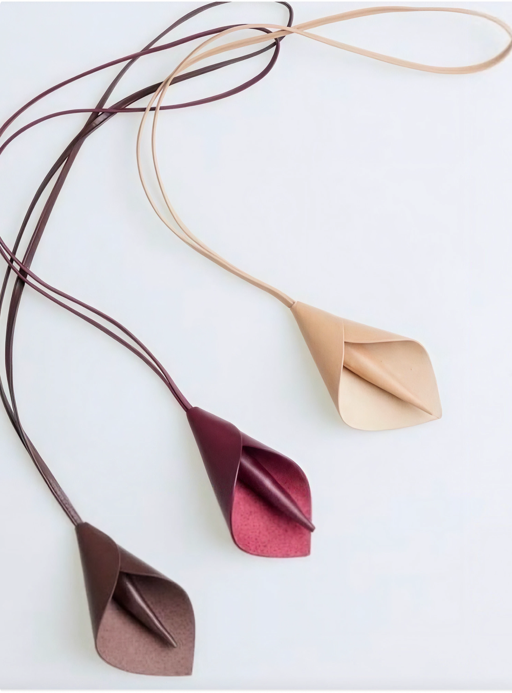 Charms de cuero con forma de flor colgados de sus cordones