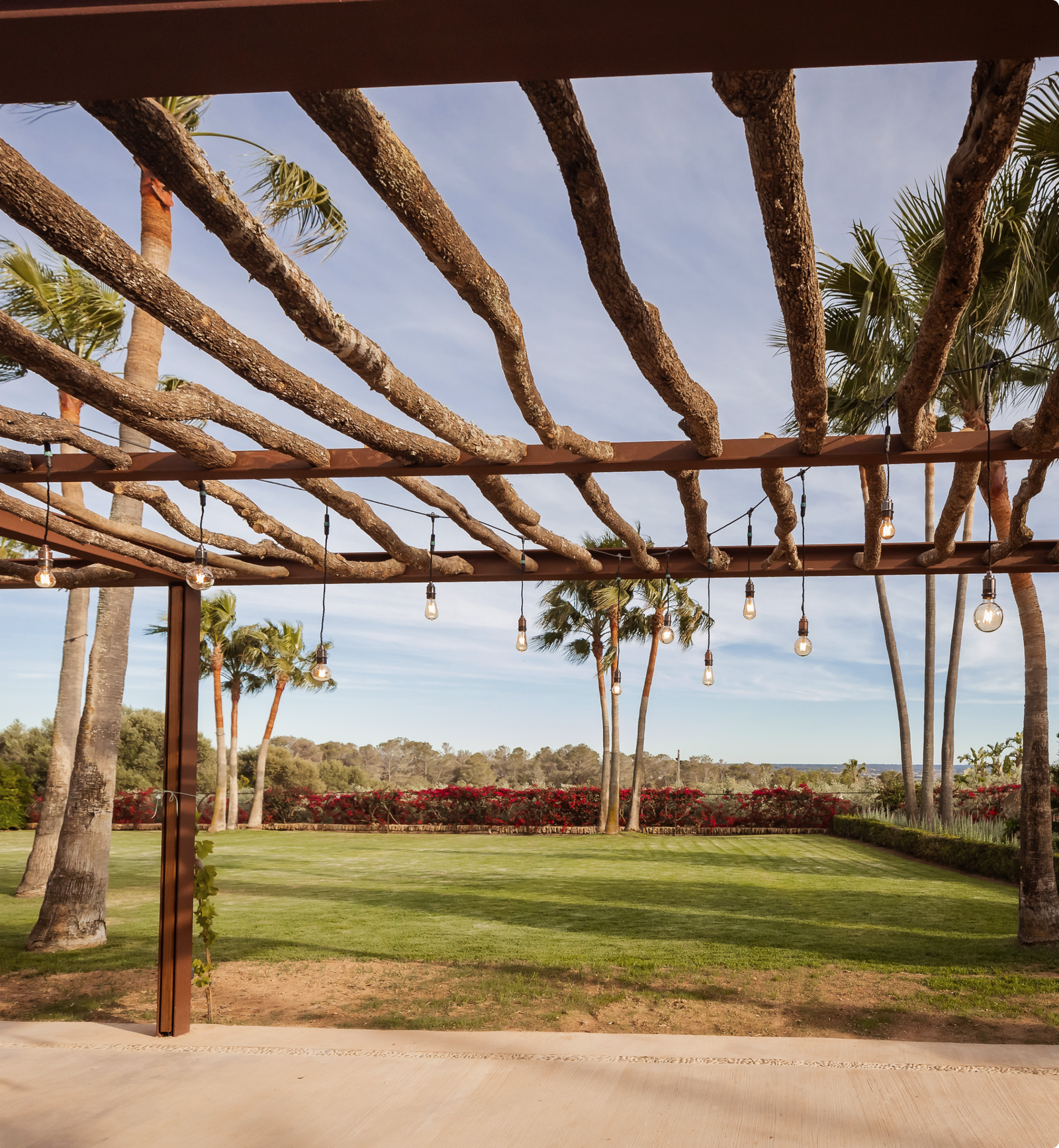 Pérgola de la finca entre palmeras