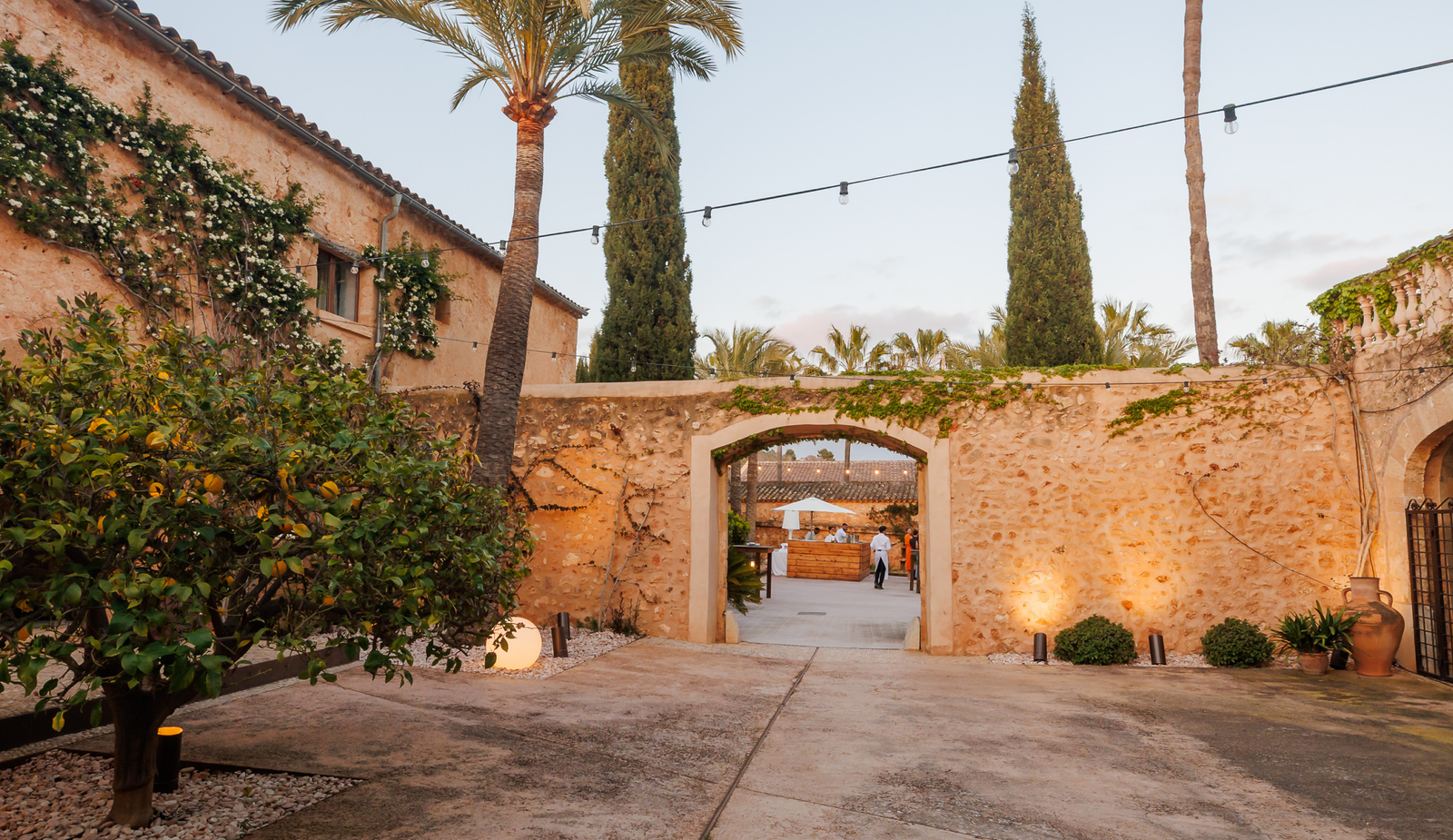 Entrada de la Finca Son Mir al atardecer