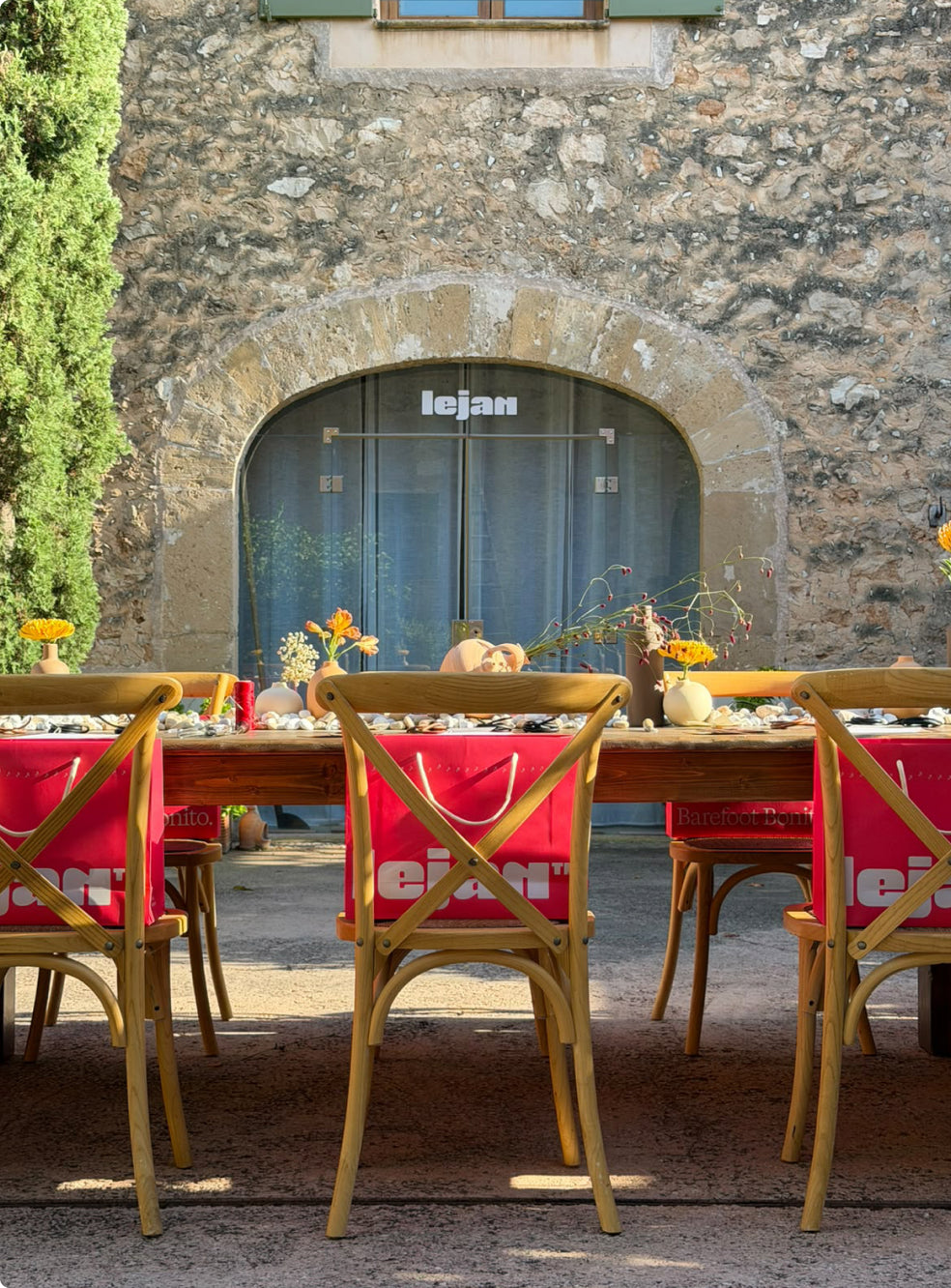 Mesa larga vestida bajo el arco azul de la Finca Son Mir