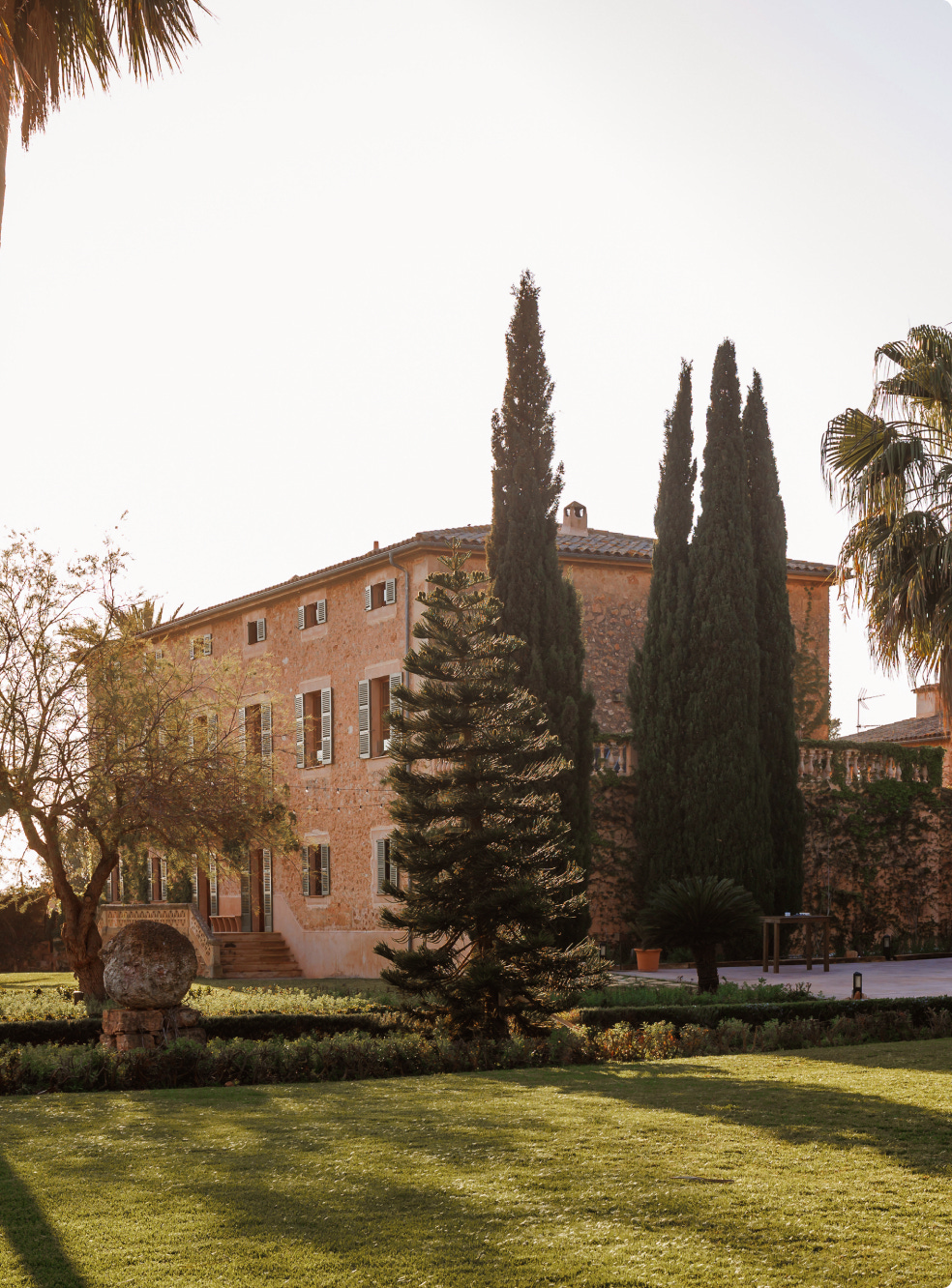 Das Haus der Finca zwischen Zypressen und Garten