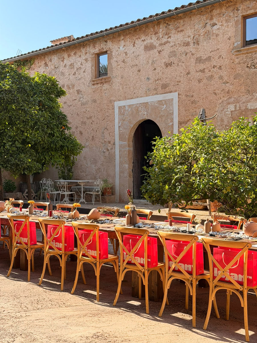 Die Tafel des Treffens vor der Fassade der Finca Son Mir