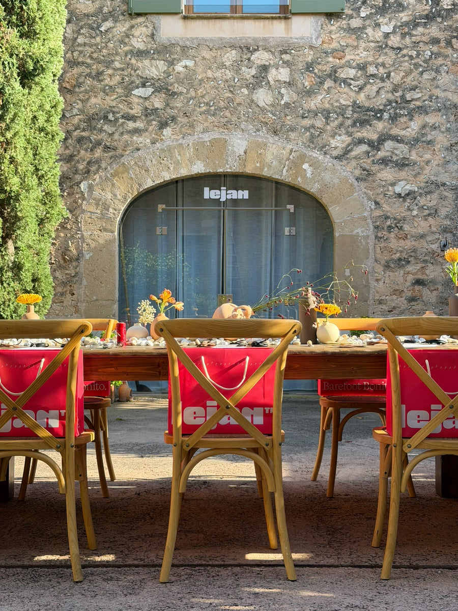 Gedeckter Tisch unter dem blauen Bogen der Finca