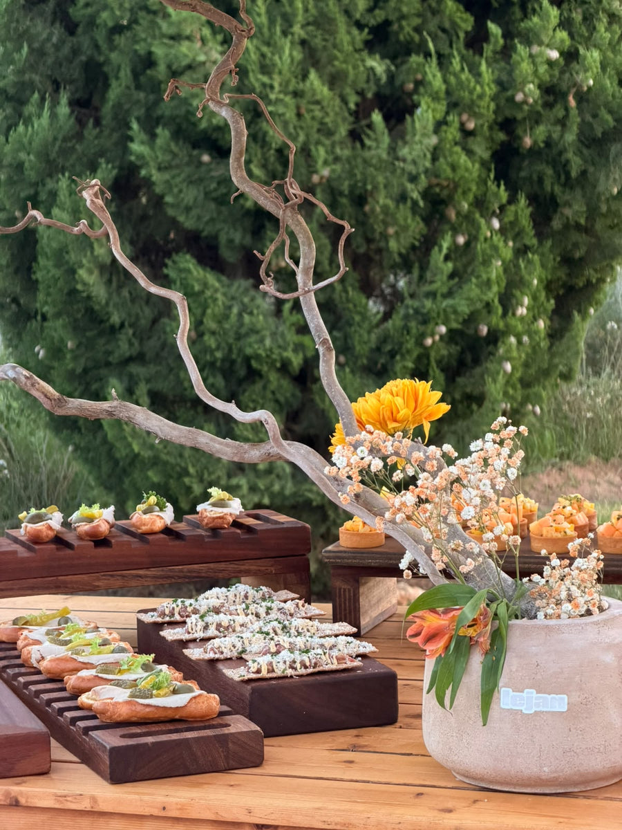 Verkostungstisch mit Trockenblumen und kleinen Häppchen
