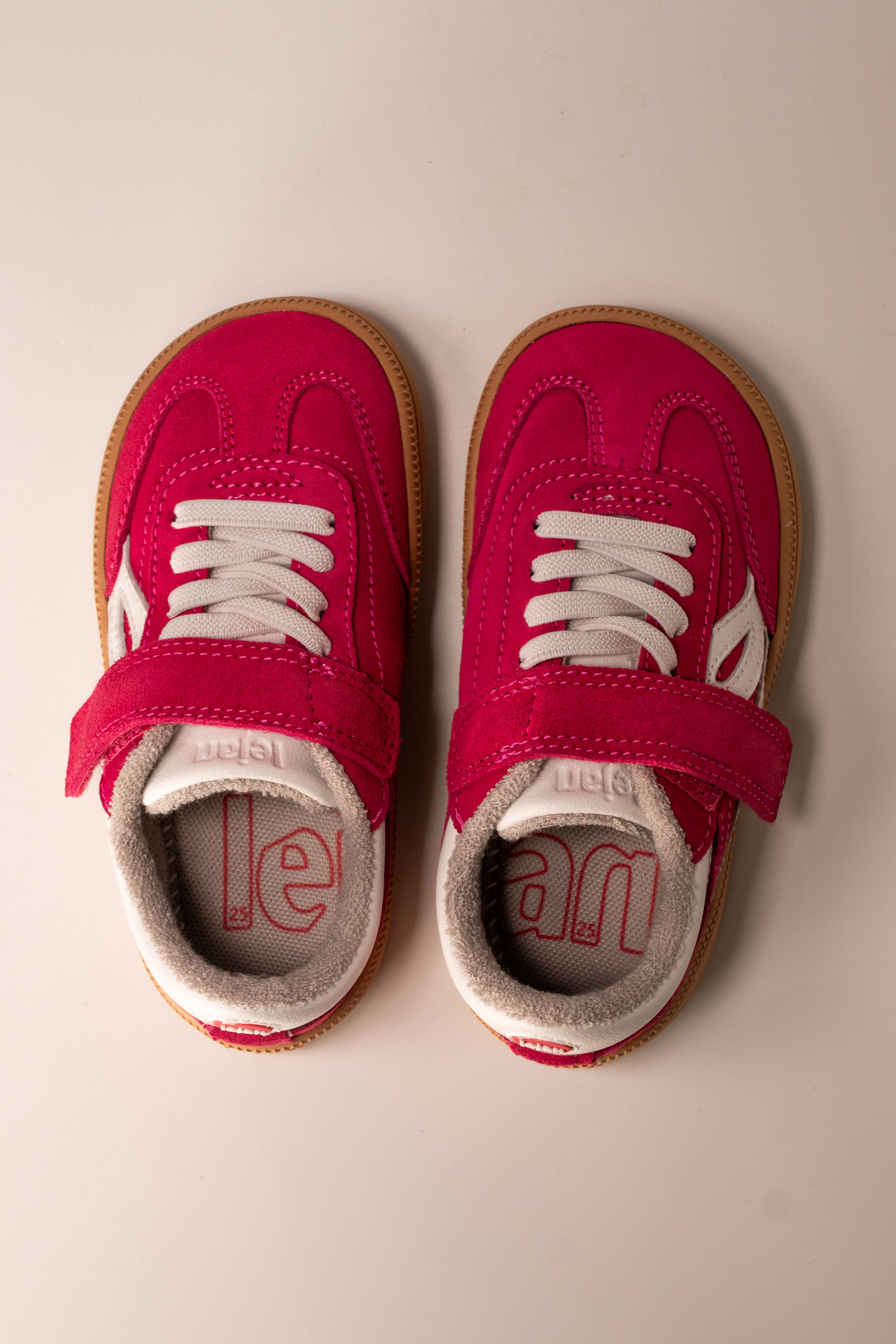 É seguro herdar sapatos de criança em segunda mão?